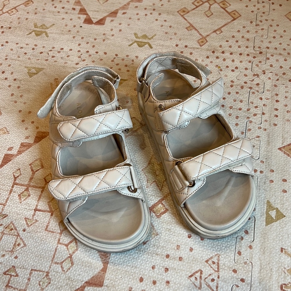 Aloha’s white quilted dad sandal